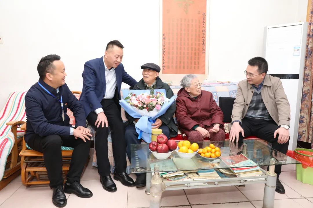 The New Leadership Team Visited Retired Leaders and Experts of Hospital